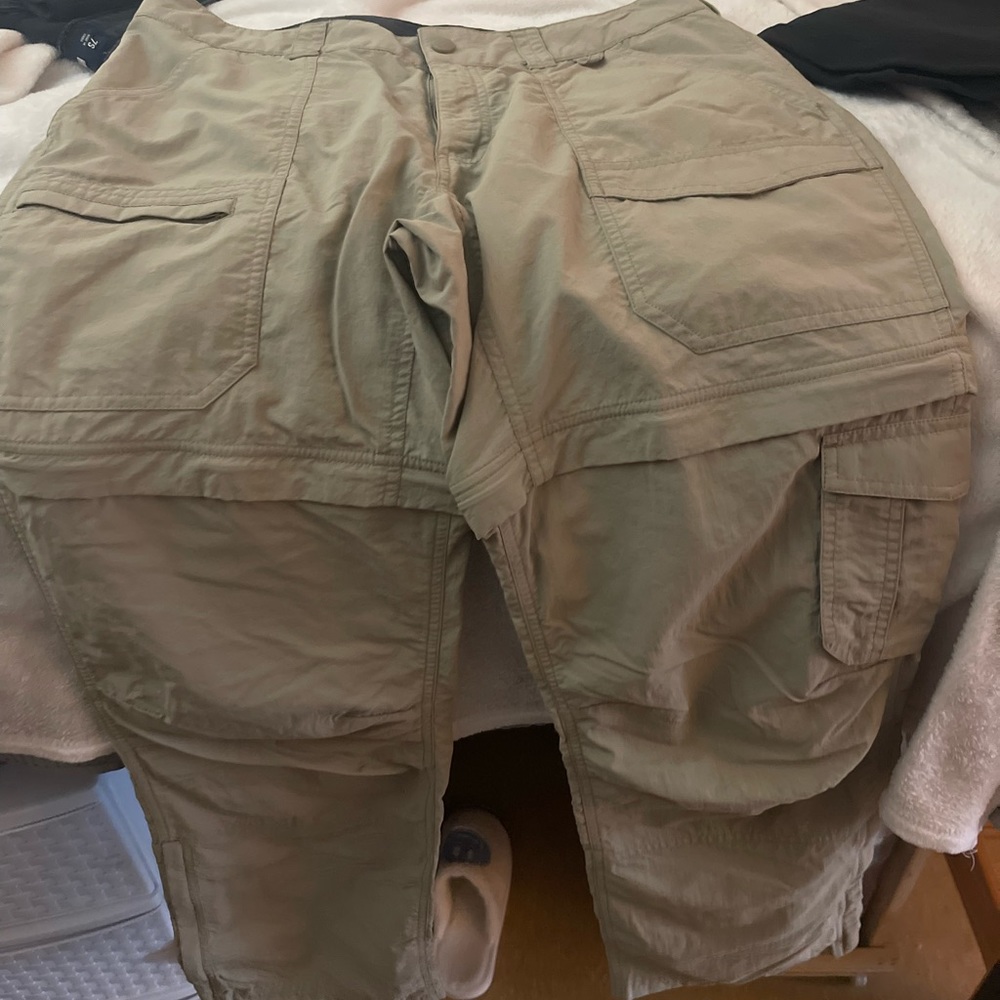 Eastern mountain sports cargo hiking pants/ shorts. Womens 8 regular.